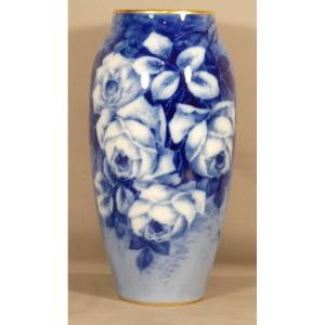 Les Roses, Grand Vase En Porcelaine De Limoges En Dégradé De Bleu, époque 1960