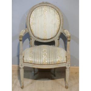 Fauteuil de style Louis XVI en bois sculpt&eacute; et laqu&eacute;, &eacute;poque XIX &egrave;me si&egrave;cle