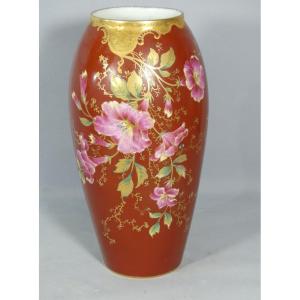 Vase en porcelaine de Limoges aux fleurs peintes à la main et rinceaux dorés à l'or fin