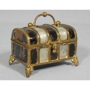 Coffret miniature en écaille de tortue et nacre, époque XIX ème
