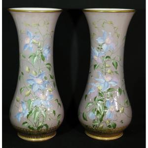Charles Pillivuyt à Mehun, paire de vases en porcelaine pâte sur pâte aux clématites, XIX ème