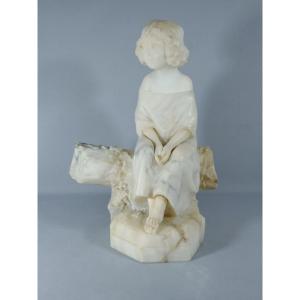Pugi, l'enfant assis sur un tronc, sculpture en marbre veiné et albâtre, début XX ème