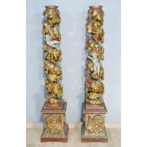 Paire de colonnes aux angelots et vigne en bois sculpté polychrome époque XVII ème siècle