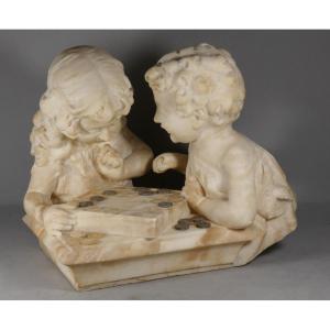 Les enfants jouant aux dames, sculpture en albâtre, époque début XX ème