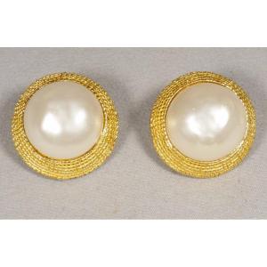 Chanel, Pair Of Vintage Ear Clips In Gilded Metal And Pearl, Circa 1980