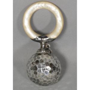Hochet de bébé en argent massif et nacre, époque XIX ème