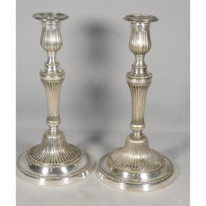 Paire de bougeoirs Louis XVI en bronze argenté, époque XVIII ème siècle