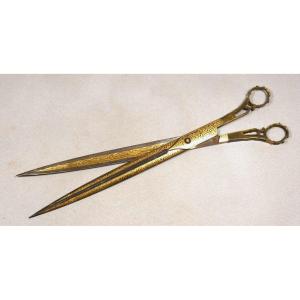 Rare paire de grands ciseaux damasquinés d'or, travail orientalisant – Fin du XIXᵉ siècle