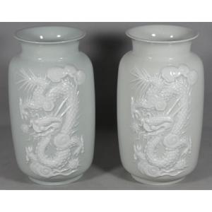 Aux dragons, Raynaud Limoges, paire de vases céladon et blanc pâte sur pâte en porcelaine