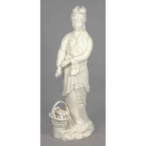 Chine – Guanyin au panier de poissons en porcelaine Blanc de Chine de Dehua – début XXe siècle