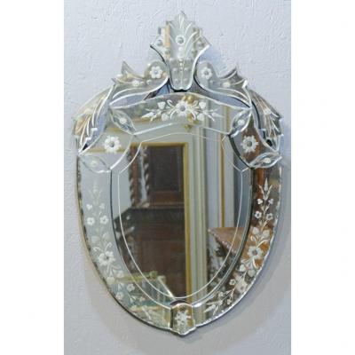 Miroir Vénitien En écusson Ovale En Verre Gravé De Fleurs Et Feuillages, époque 1940