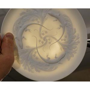 Assiette En Biscuit De Porcelaine Aux Salamandres Et Feuillages, Limoges Milieu XX ème