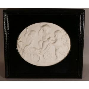 Neoclassical Medallion With Putti In Framed Porcelain Biscuit, XIXth Time