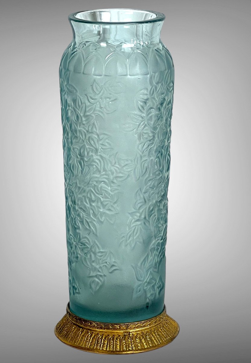 Vase Signé A La Pointe Lalique France En Cristal Bleu Pâle Moulé Et Pressé