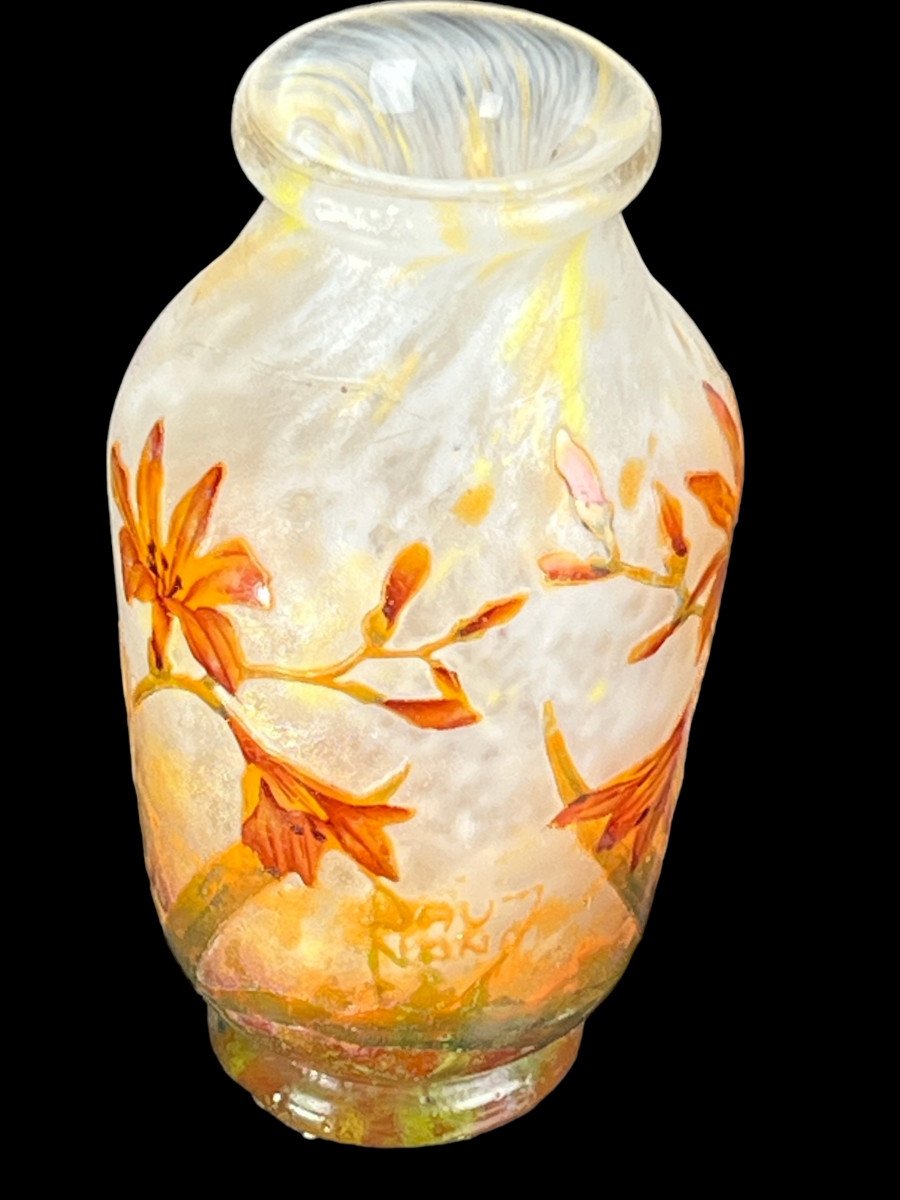 Vase De " Daum Nancy " En Verre Camée Gravé A l'Acide Decor " Fleurs De Freesia-photo-3