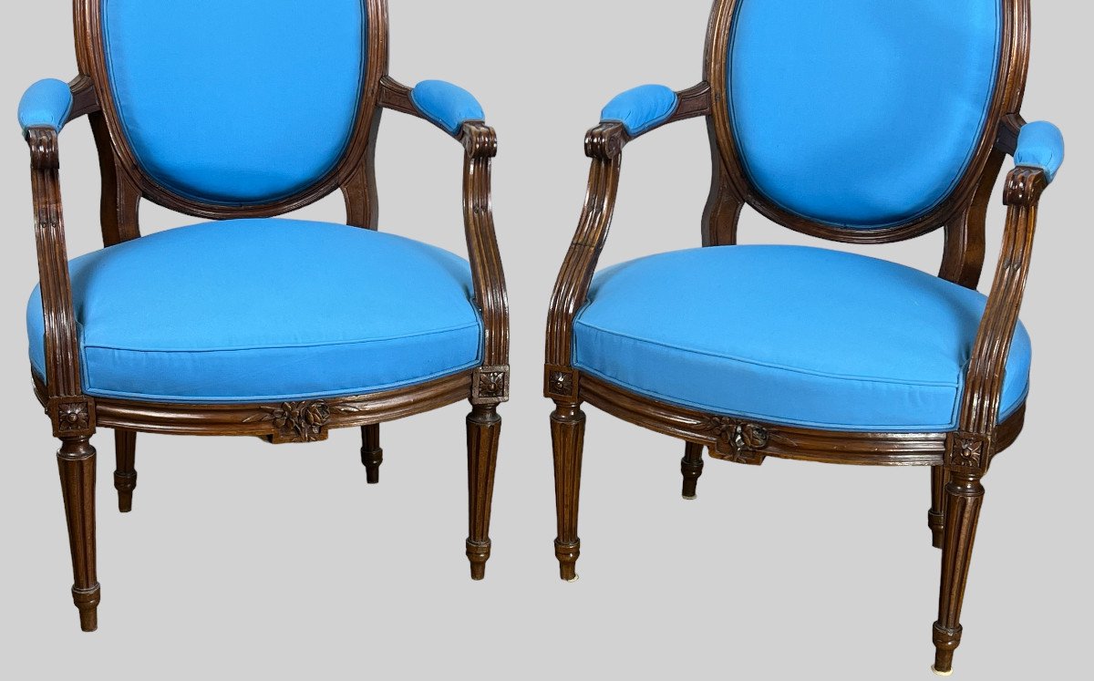 Pair Of 18th Century Louis XVI Armchairs In Carved Molded Walnut / Upholstered-photo-1