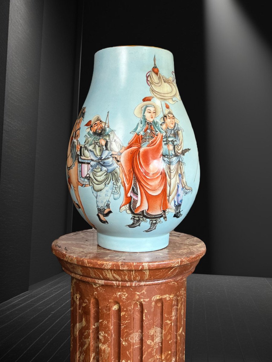 Grand Vase Balustre En Porcelaine De Chine A Decor Emaillé Polychrome De 39 Cm