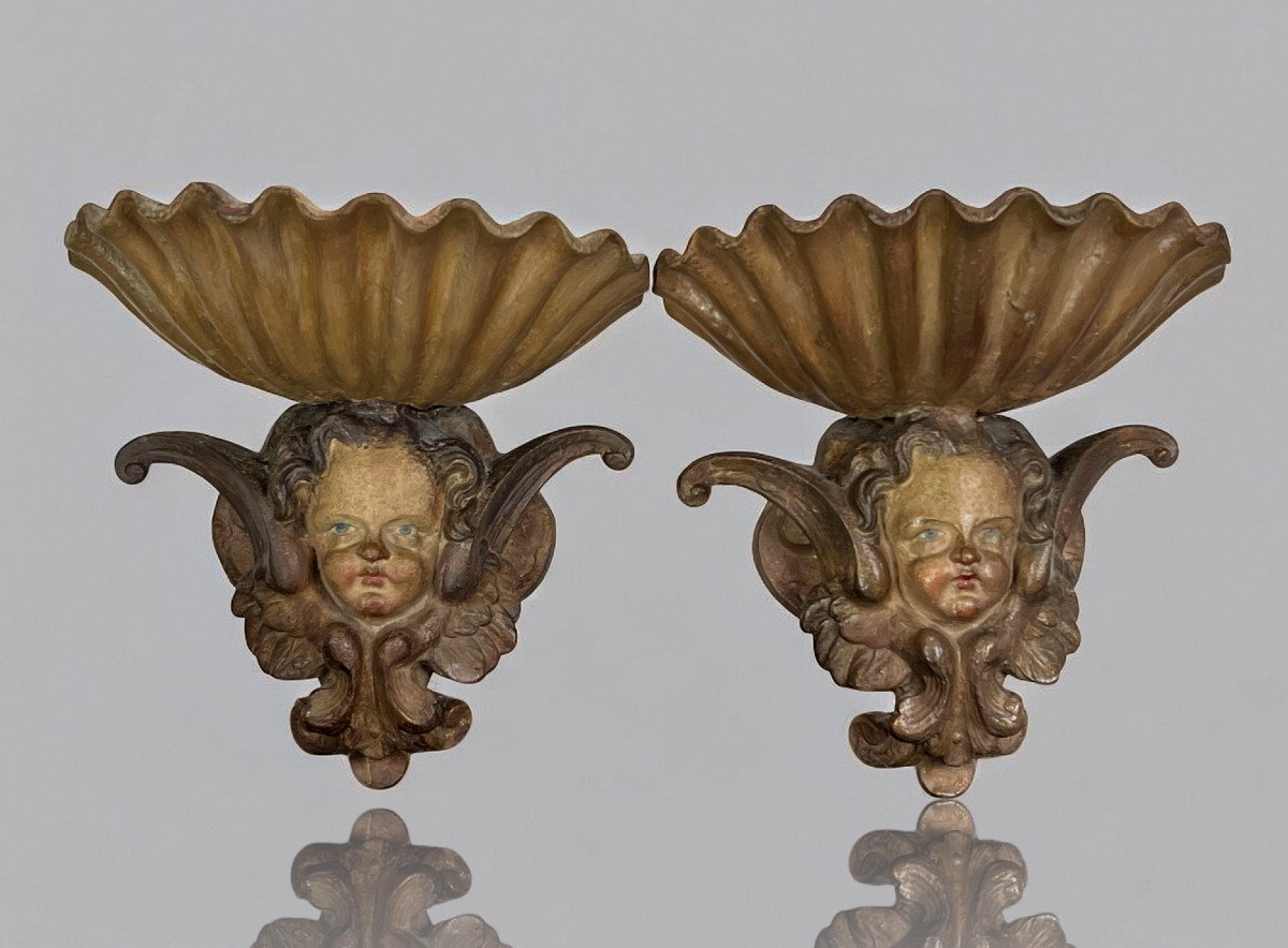 Paire d'Anciens Bénitiers Du XIXe En Plâtre Patiné A Décor D Angelots Ailés