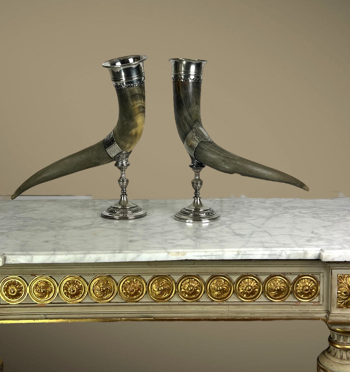 Paire De Coupes Libatoires En Corne Monture Et Pied En Metal Argenté Epoque XIXe-photo-3