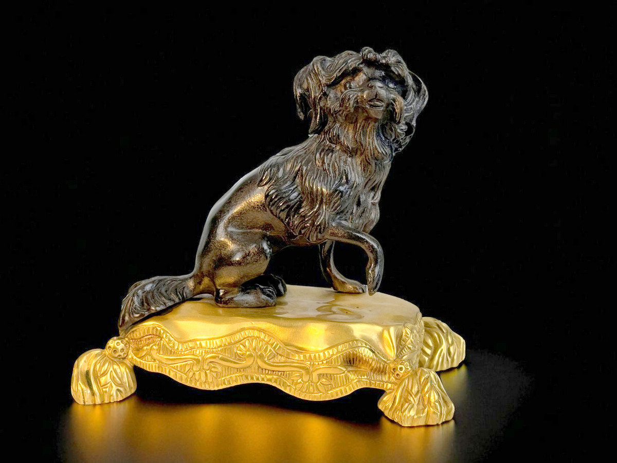 D'APRES JACQUES CAFFIÉRI 1678-1755 /CHIEN EN BRONZE PATINÉ SUR SOCLE BRONZE DORÉ