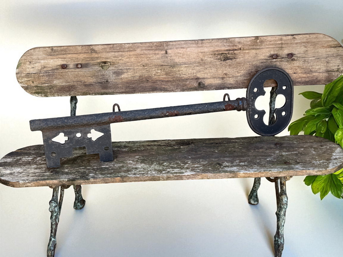 GRANDE ENSEIGNE DE SERRURIER DOUBLE FACES DU XVIIIe EN FER FORGÉ DE 87 CM DE LONG