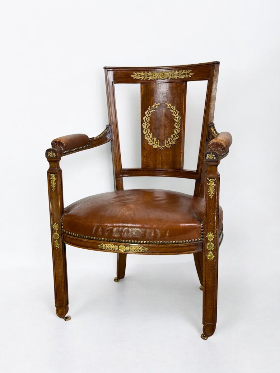 FAUTEUIL DE STYLE EMPIRE EN NOYER ORNÉ DE BRONZE DORÉ RECOUVERT DE CUIR MARRON-photo-2