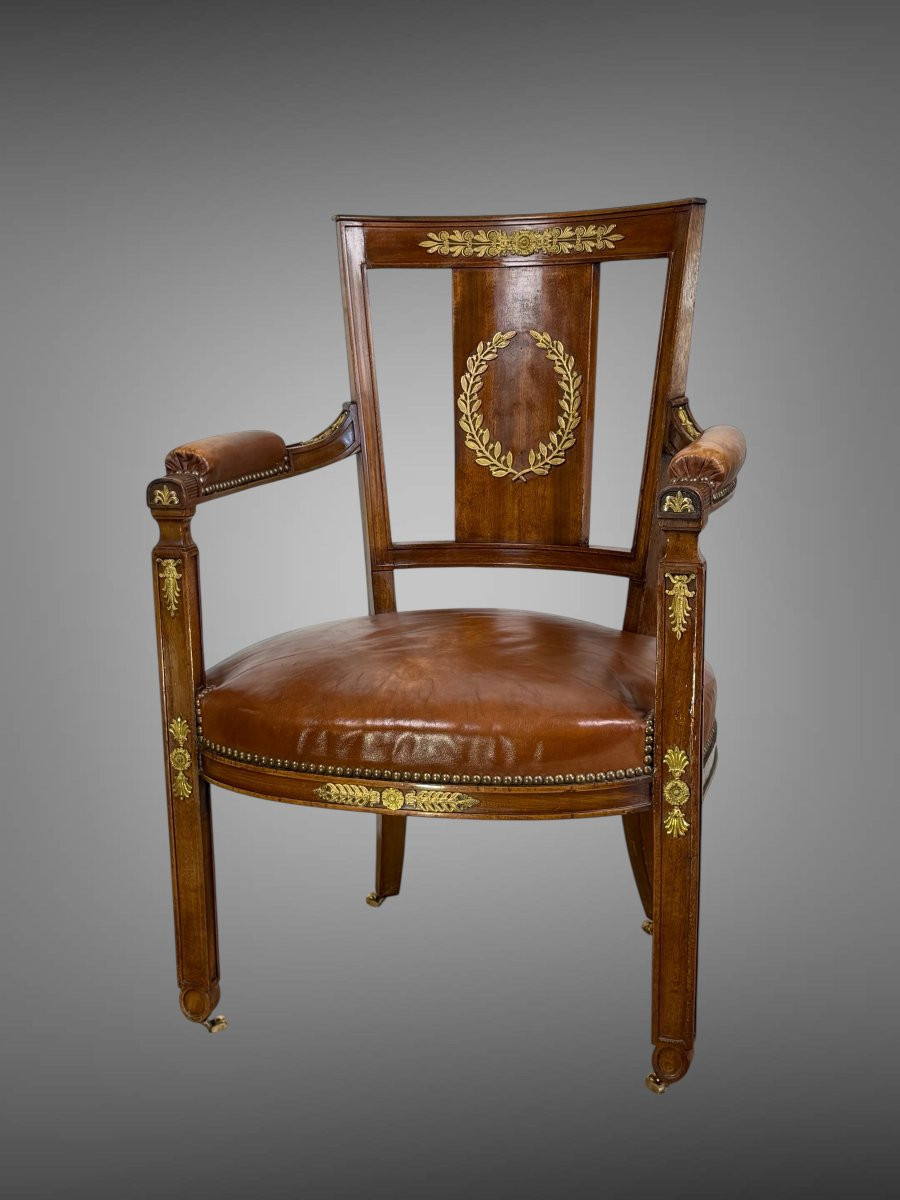 FAUTEUIL DE STYLE EMPIRE EN NOYER ORNÉ DE BRONZE DORÉ RECOUVERT DE CUIR MARRON-photo-3