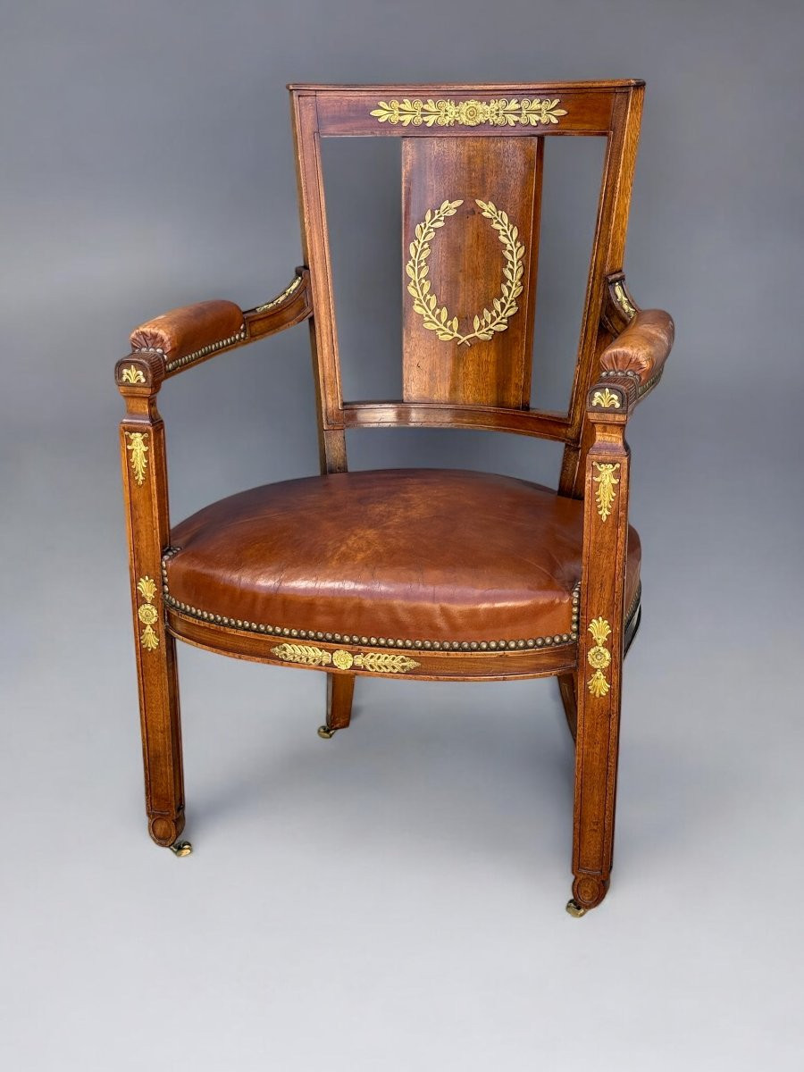 FAUTEUIL DE STYLE EMPIRE EN NOYER ORNÉ DE BRONZE DORÉ RECOUVERT DE CUIR MARRON-photo-1