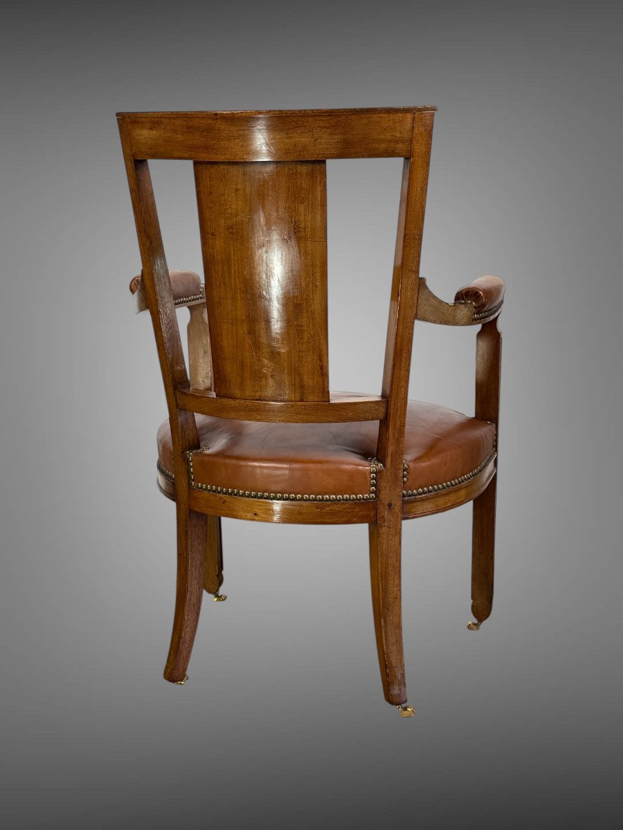 FAUTEUIL DE STYLE EMPIRE EN NOYER ORNÉ DE BRONZE DORÉ RECOUVERT DE CUIR MARRON-photo-4