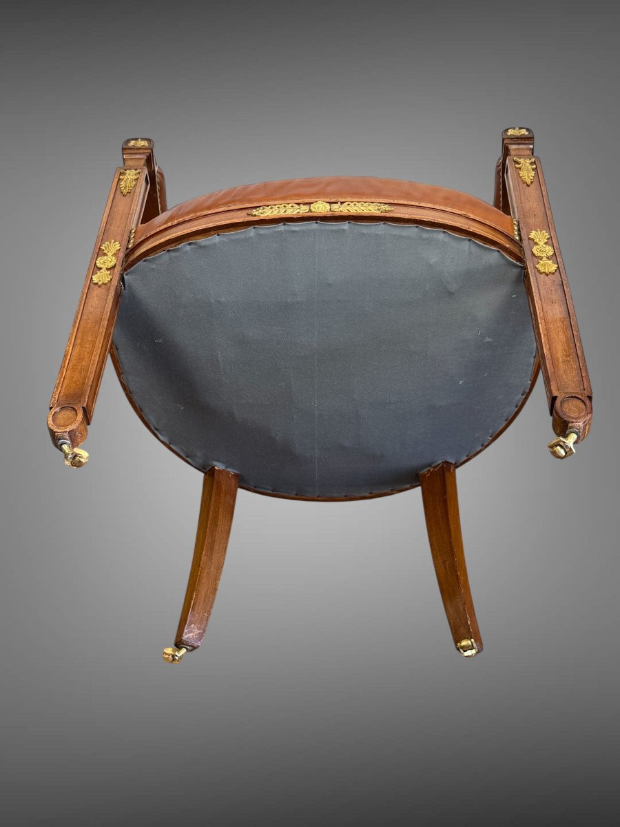 FAUTEUIL DE STYLE EMPIRE EN NOYER ORNÉ DE BRONZE DORÉ RECOUVERT DE CUIR MARRON-photo-7