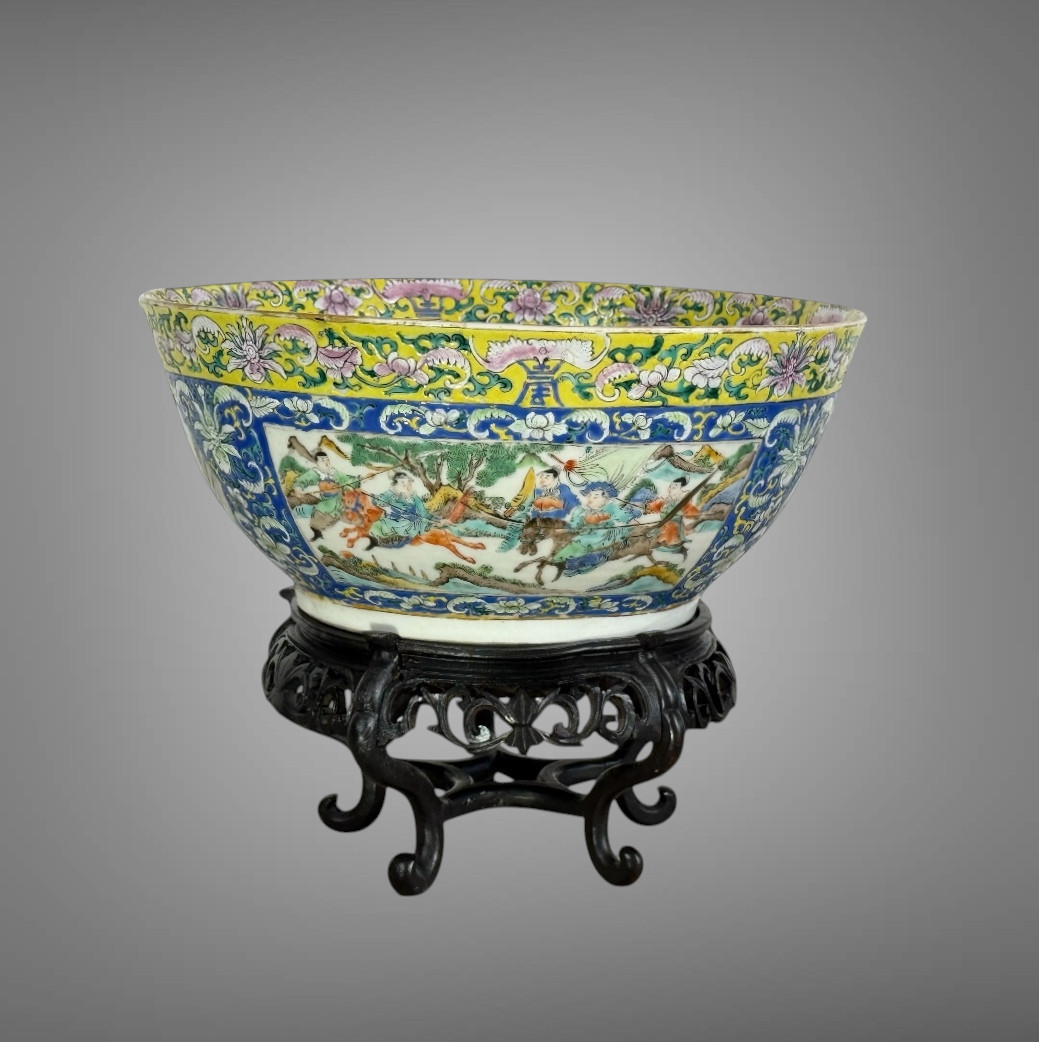 GRAND BOL EN ÉMAUX POLYCHROME CHINE /CANTON XIXe A DÉCOR DE SCÈNES DE BATAILLE