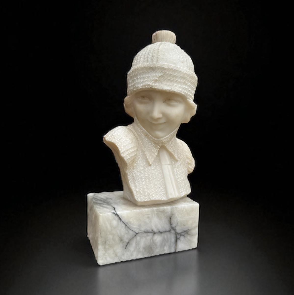 SCULPTURE EN ALBÂTRE SIGNÉE DE " E. GUERRIERI " FEMME AU BONNET DES ANNÉES 30