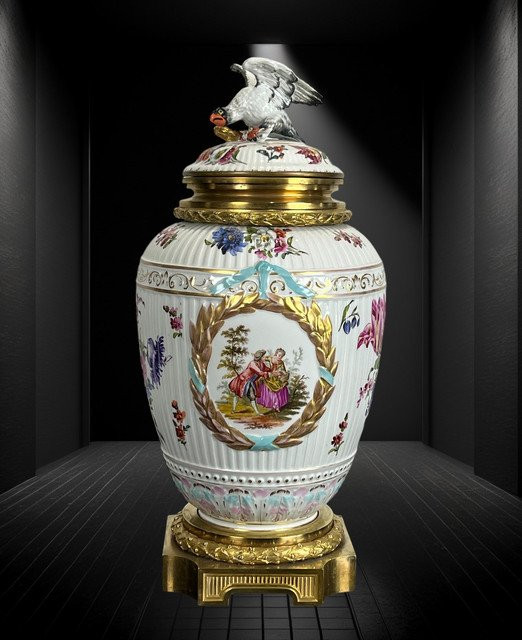Covered Vase In Glazed Porcelain With Romantic Scene Decoration / Bronze Mount-photo-3