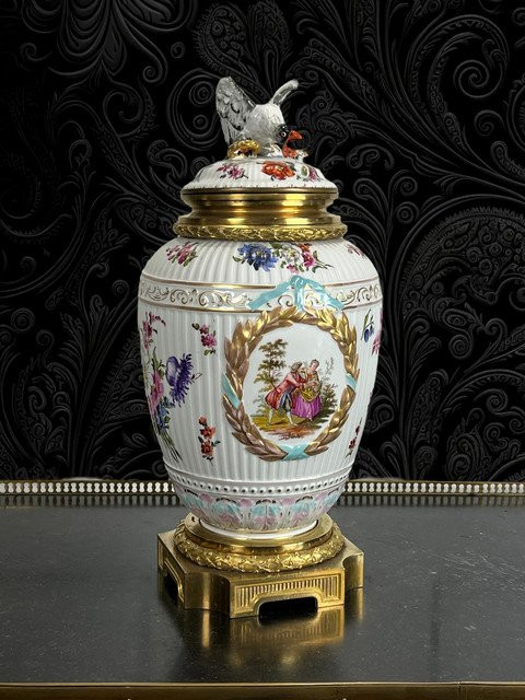 Covered Vase In Glazed Porcelain With Romantic Scene Decoration / Bronze Mount-photo-4