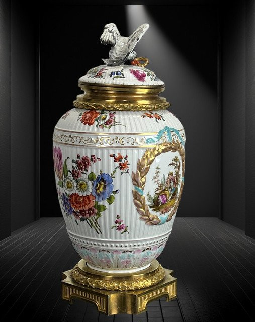 Covered Vase In Glazed Porcelain With Romantic Scene Decoration / Bronze Mount-photo-3