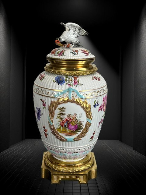 Covered Vase In Glazed Porcelain With Romantic Scene Decoration / Bronze Mount-photo-5