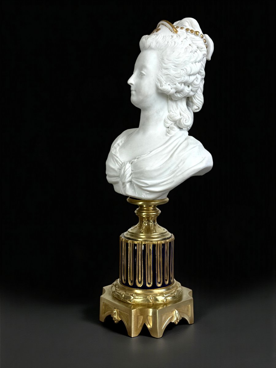 BUSTE EN BISCUIT DE SÈVRES SIGNÉ "RICHEBOURG " SUR SOCLE EN PORCELAINE ET BRONZE-photo-3