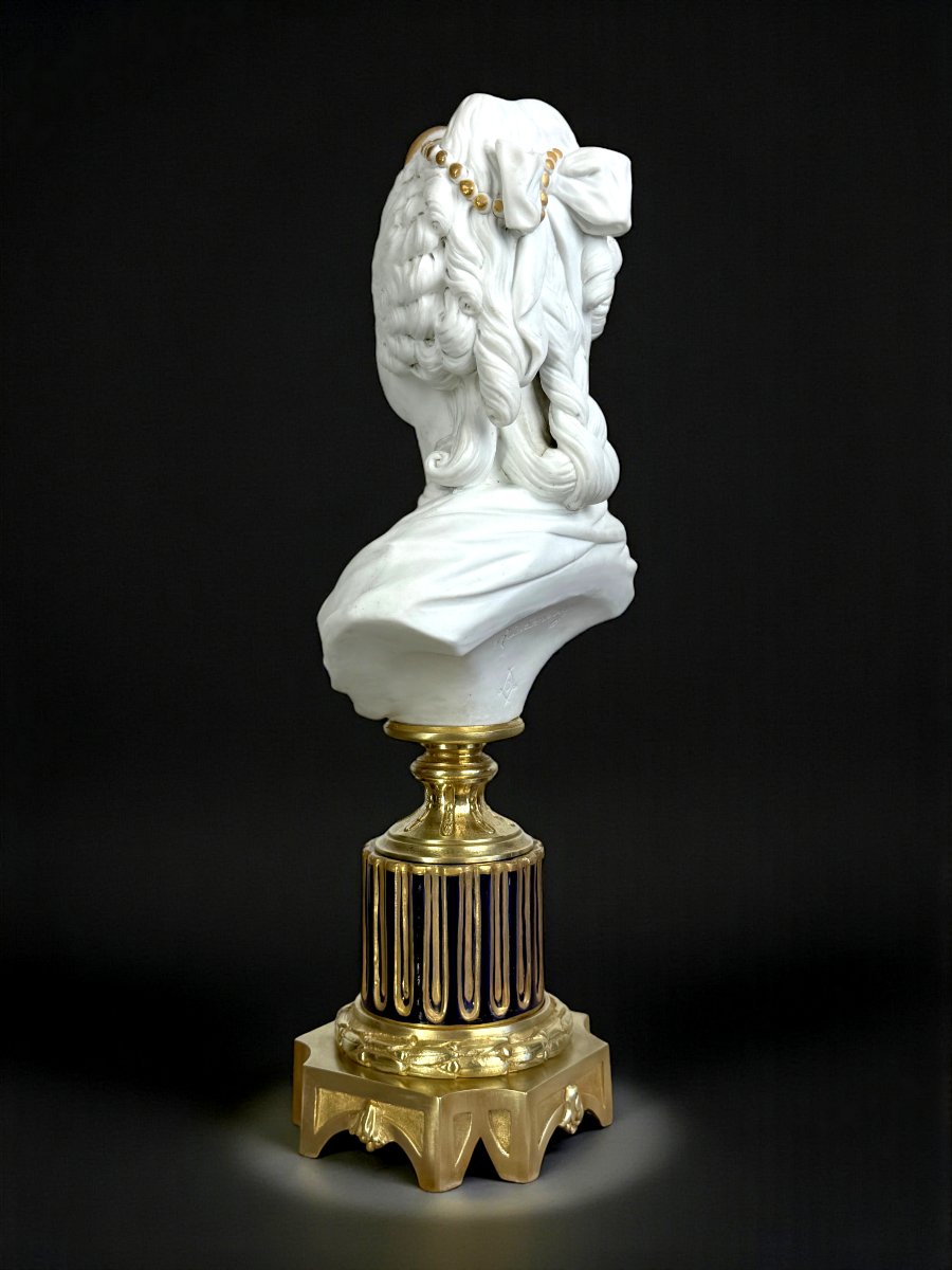 BUSTE EN BISCUIT DE SÈVRES SIGNÉ "RICHEBOURG " SUR SOCLE EN PORCELAINE ET BRONZE-photo-1