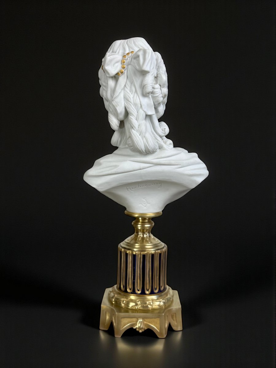 BUSTE EN BISCUIT DE SÈVRES SIGNÉ "RICHEBOURG " SUR SOCLE EN PORCELAINE ET BRONZE-photo-2