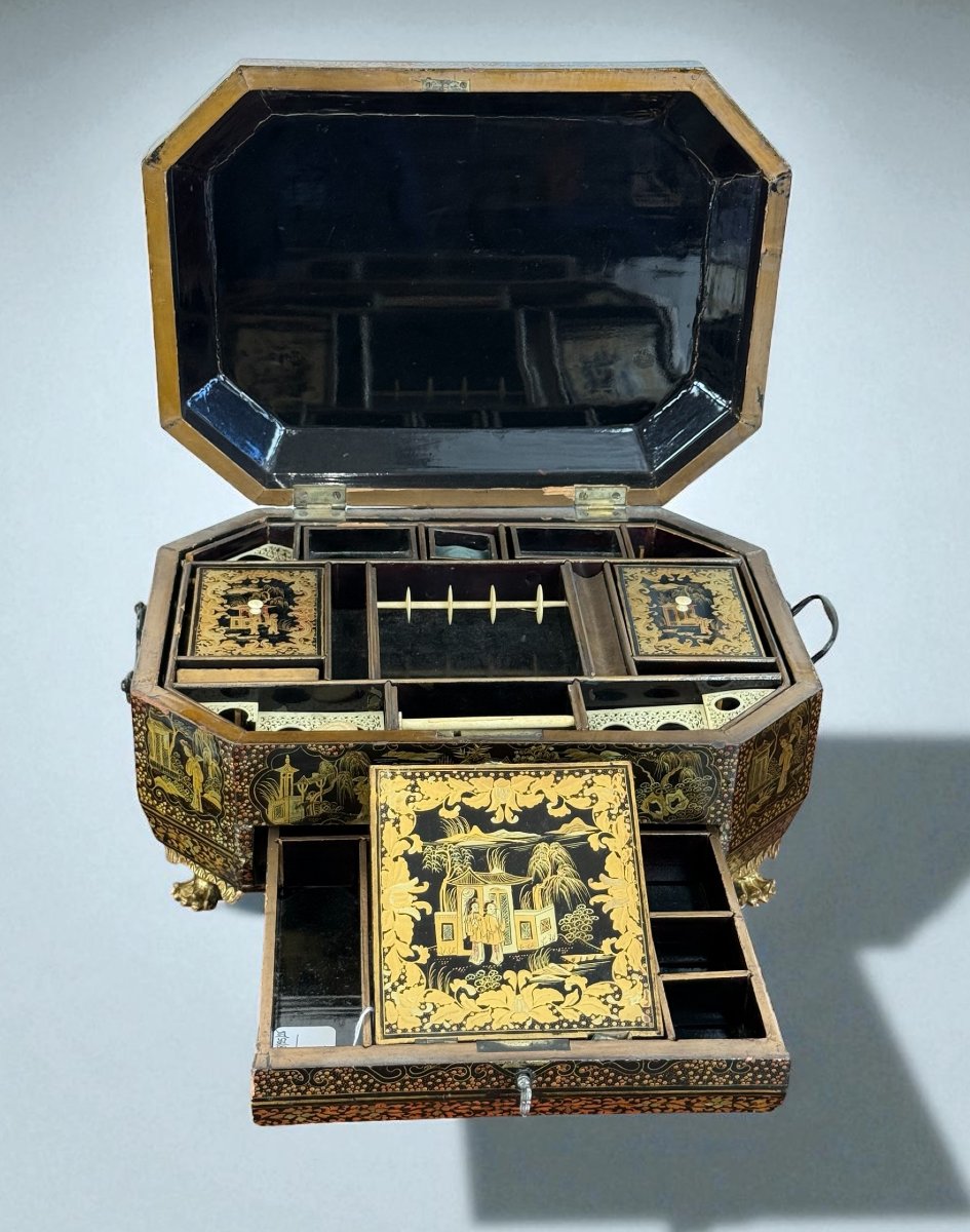 BOITE A OUVRAGES CHINOISE EN LAQUE ROUGE DE CHINE " CANTON XIXe " SUR FOND NOIR-photo-1