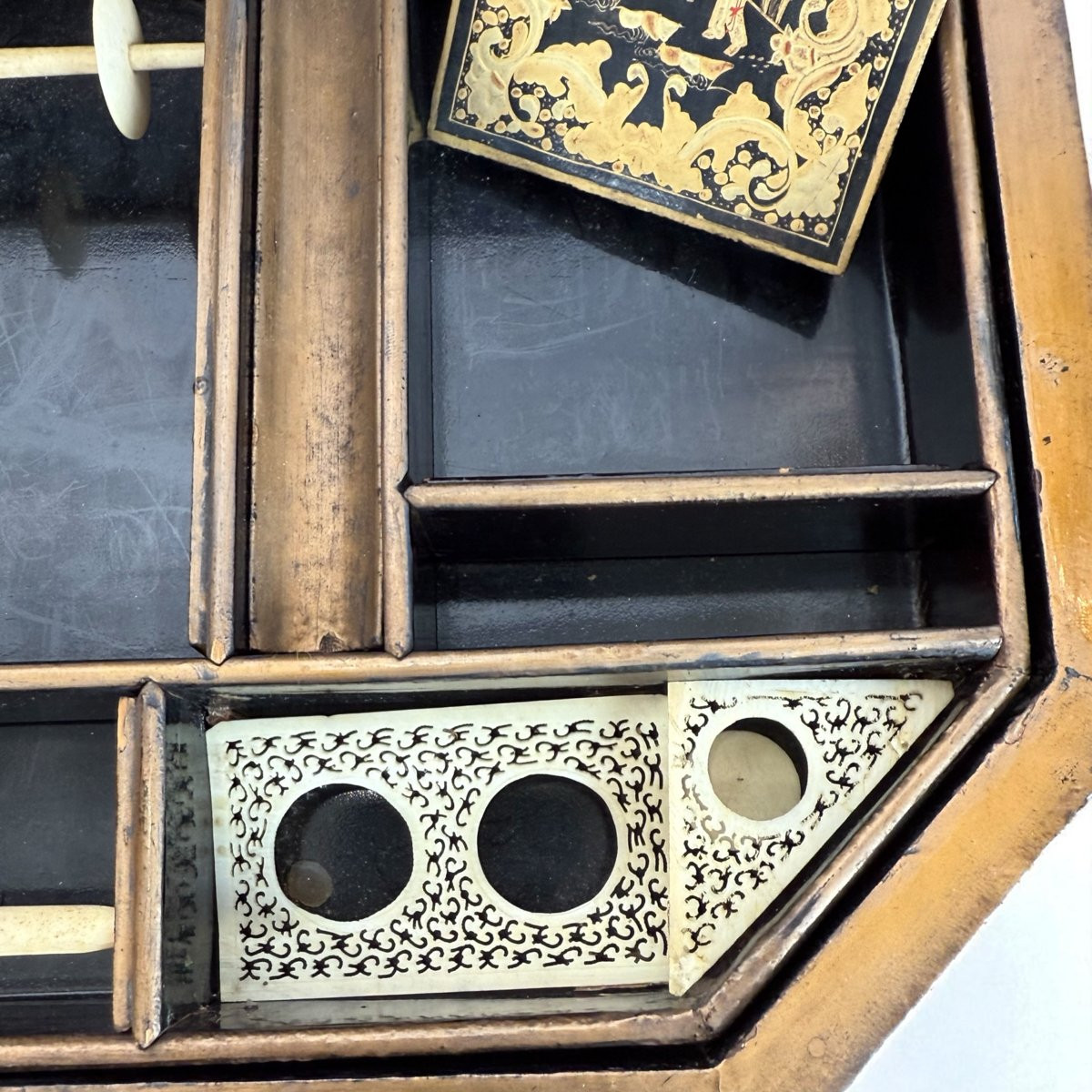 BOITE A OUVRAGES CHINOISE EN LAQUE ROUGE DE CHINE " CANTON XIXe " SUR FOND NOIR-photo-5