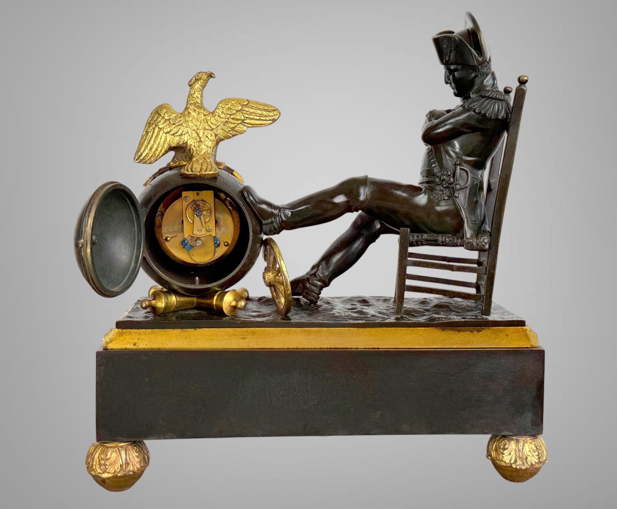 PENDULE EN BRONZE DU XIXe REPRÉSENTANT NAPOLÉON " LA VEILLE DE WAGRAM "-photo-4