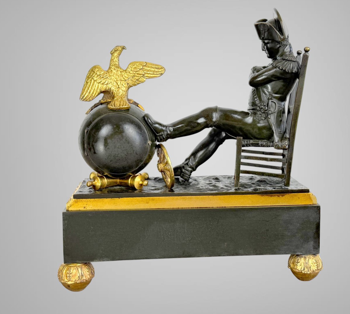 PENDULE EN BRONZE DU XIXe REPRÉSENTANT NAPOLÉON " LA VEILLE DE WAGRAM "-photo-3