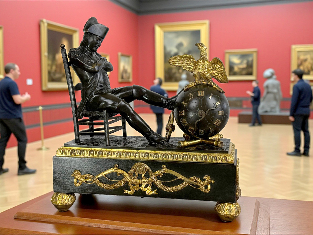 PENDULE EN BRONZE DU XIXe REPRÉSENTANT NAPOLÉON " LA VEILLE DE WAGRAM "
