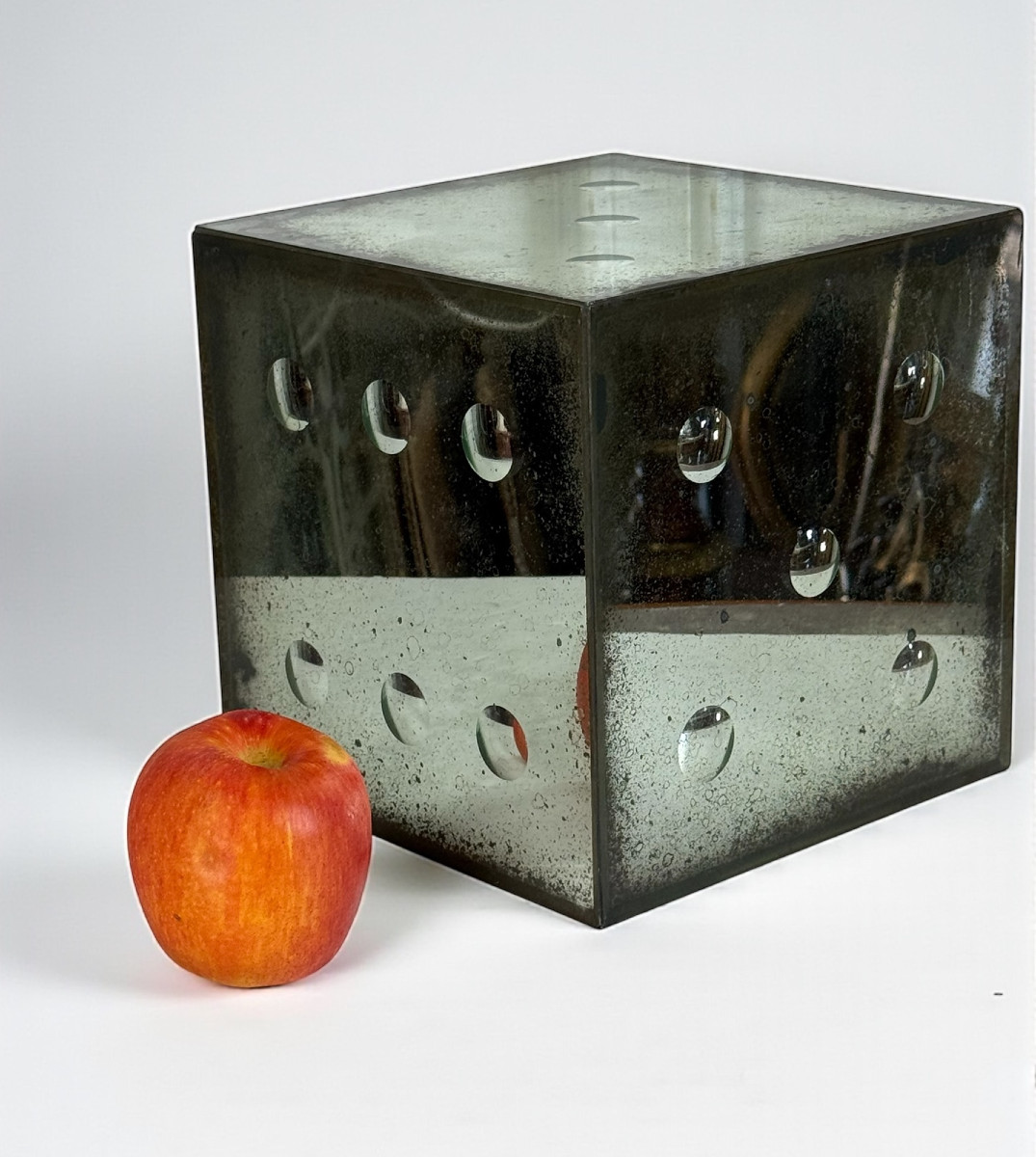GROS DÉ EN VERRE VIEILLI DES ANNÉES 70 AVEC NUMEROS EN FORME DE BULLE