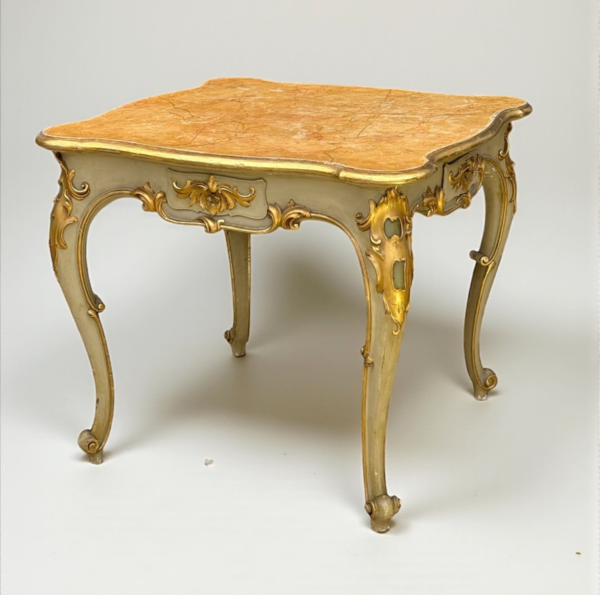 TABLE DE MILIEU ITALIENNE DU XIXe DE STYLE LOUIS XV EN BOIS PEINT ET DORÉ