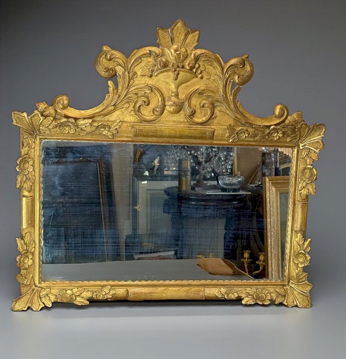 MIROIR RECTANGULAIRE EN BOIS DORÉ ET SCULPTÉ A DECOR DE FLEURS DE STYLE LOUIS XV-photo-2