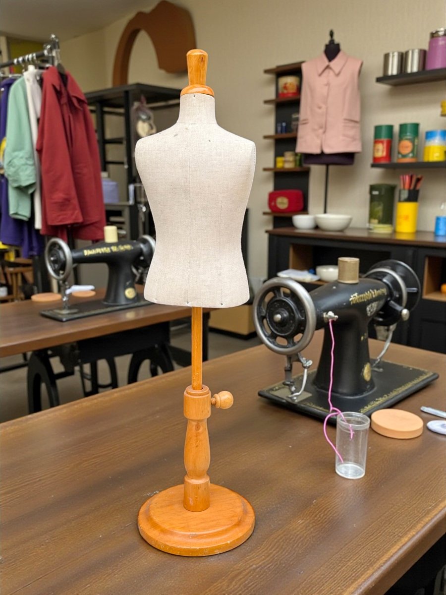 MANNEQUIN D ENFANT DES ANNÉES 50 EN BOIS ET TISSU RÉGLABLE EN HAUTEUR-photo-2