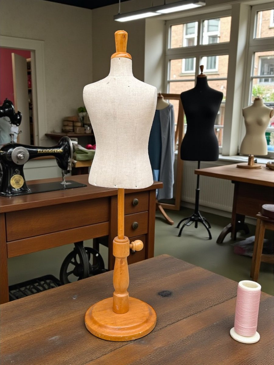 MANNEQUIN D ENFANT DES ANNÉES 50 EN BOIS ET TISSU RÉGLABLE EN HAUTEUR-photo-3