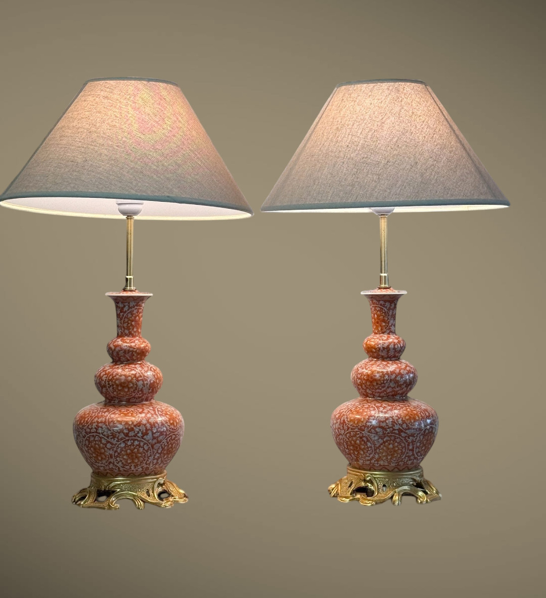 PAIRE DE LAMPES EN PORCELAINE ORNÉES DE BRONZE DORÉ A DECOR FLORAL BLANC /CORAIL-photo-4